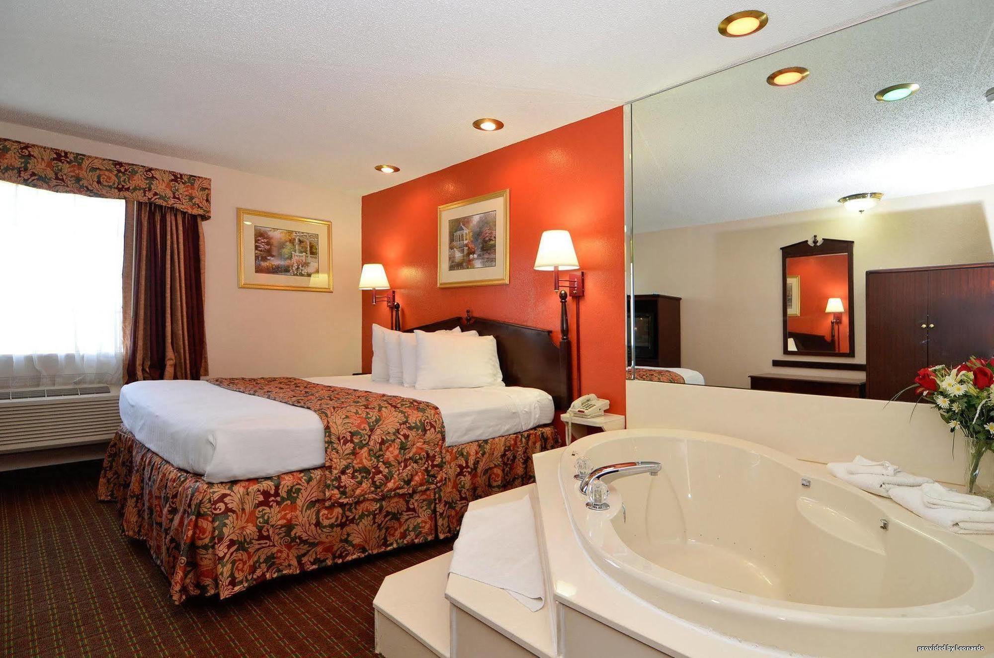 Red Roof Inn & Suites Jackson - Richland Room photo